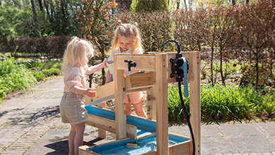 AquaFlow vattenbana &ndash; EXIT Toys utomhusvattenlek f&ouml;r barn