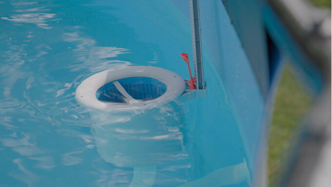 Rent badvatten tack vare en pool-skimmer