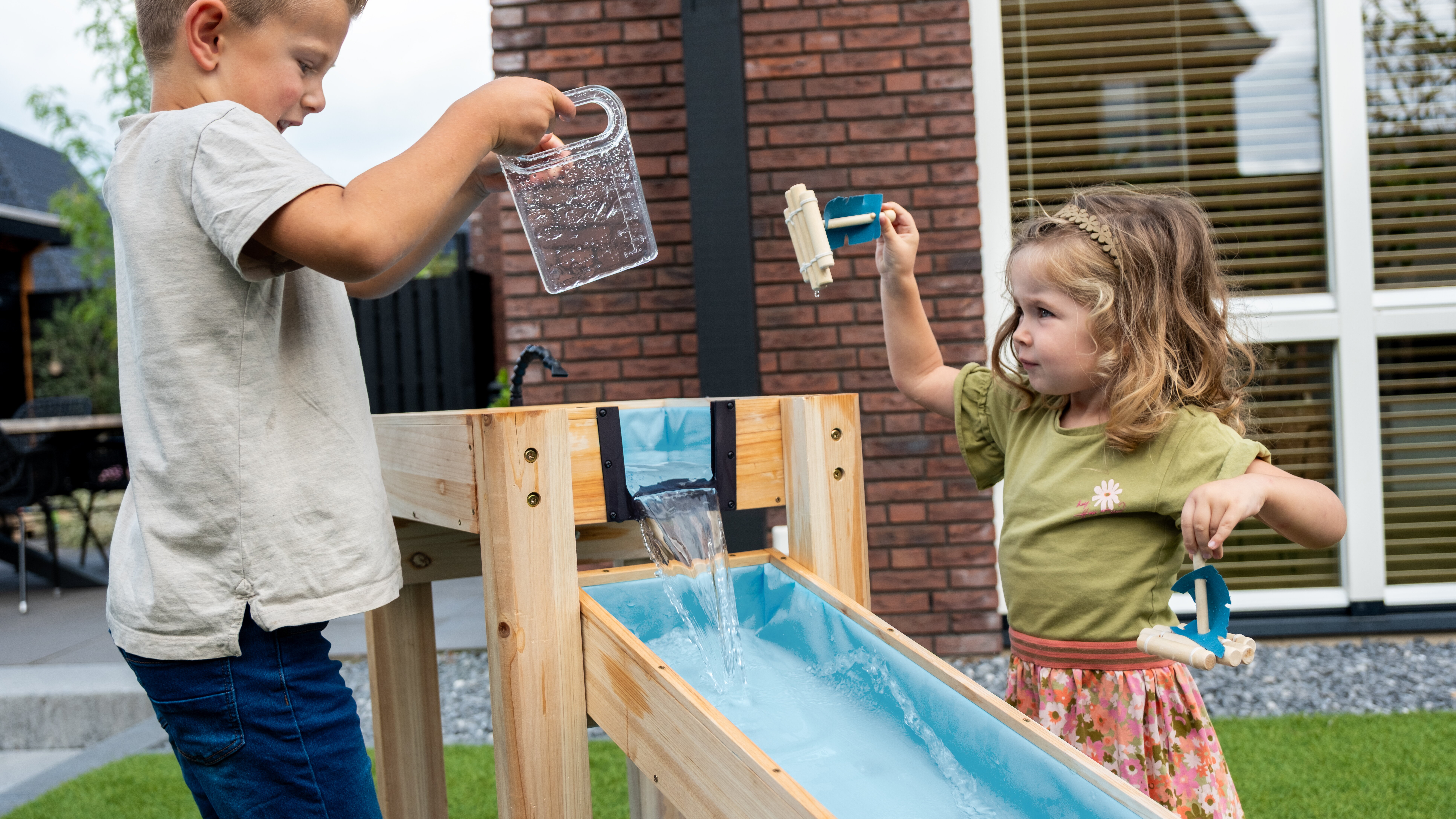 Betonar kvaliteten och den h&aring;llbara designen. FSC&reg;-certifierat tr&auml;, l&ouml;sa delar och &aring;tervinningsbara material g&ouml;r den stark f&ouml;r m&aring;nga &aring;rs anv&auml;ndning.