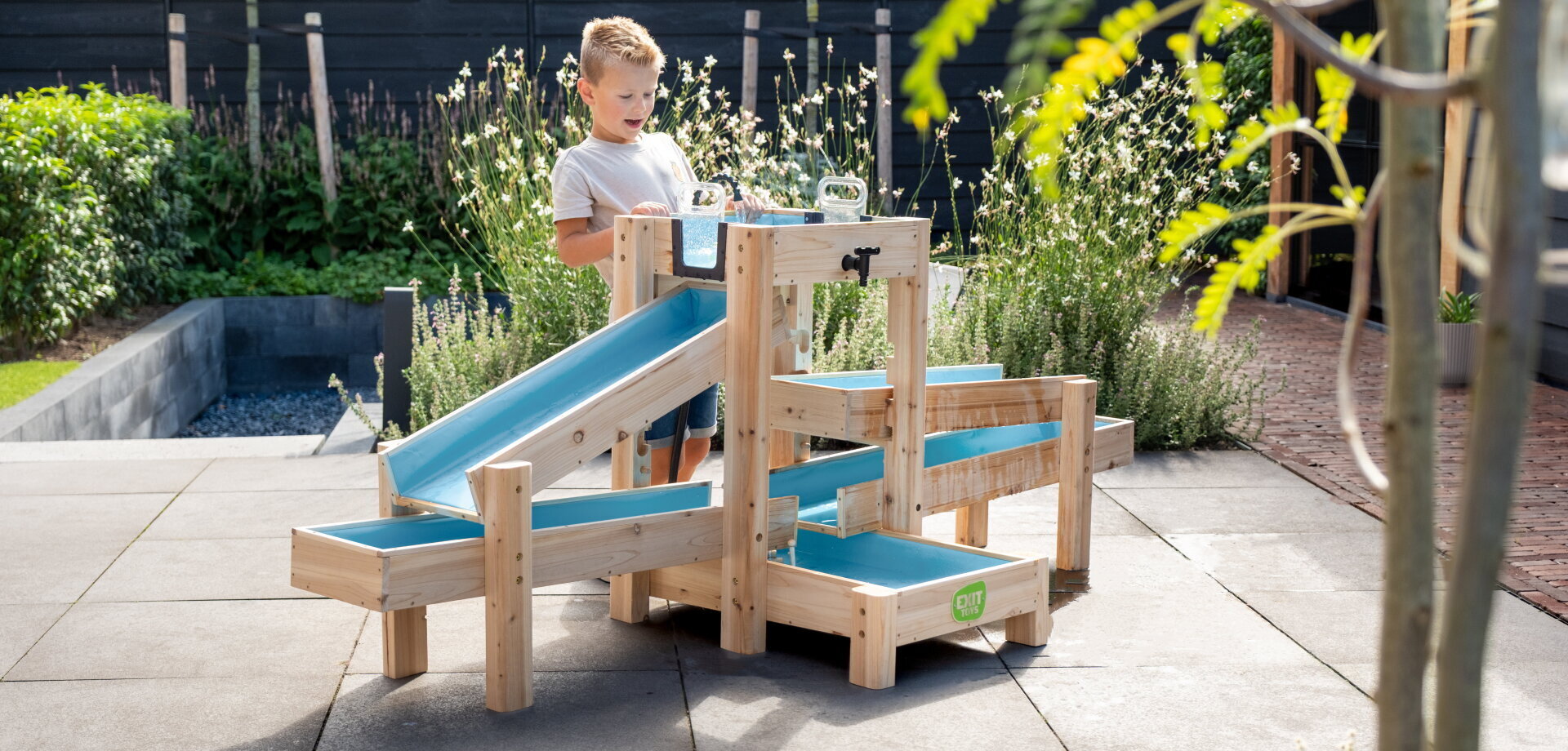 vattenbana, utomhusleksaker, gl&auml;dje i tr&auml;dg&aring;rden, l&auml;ra genom lek, pump och sluss