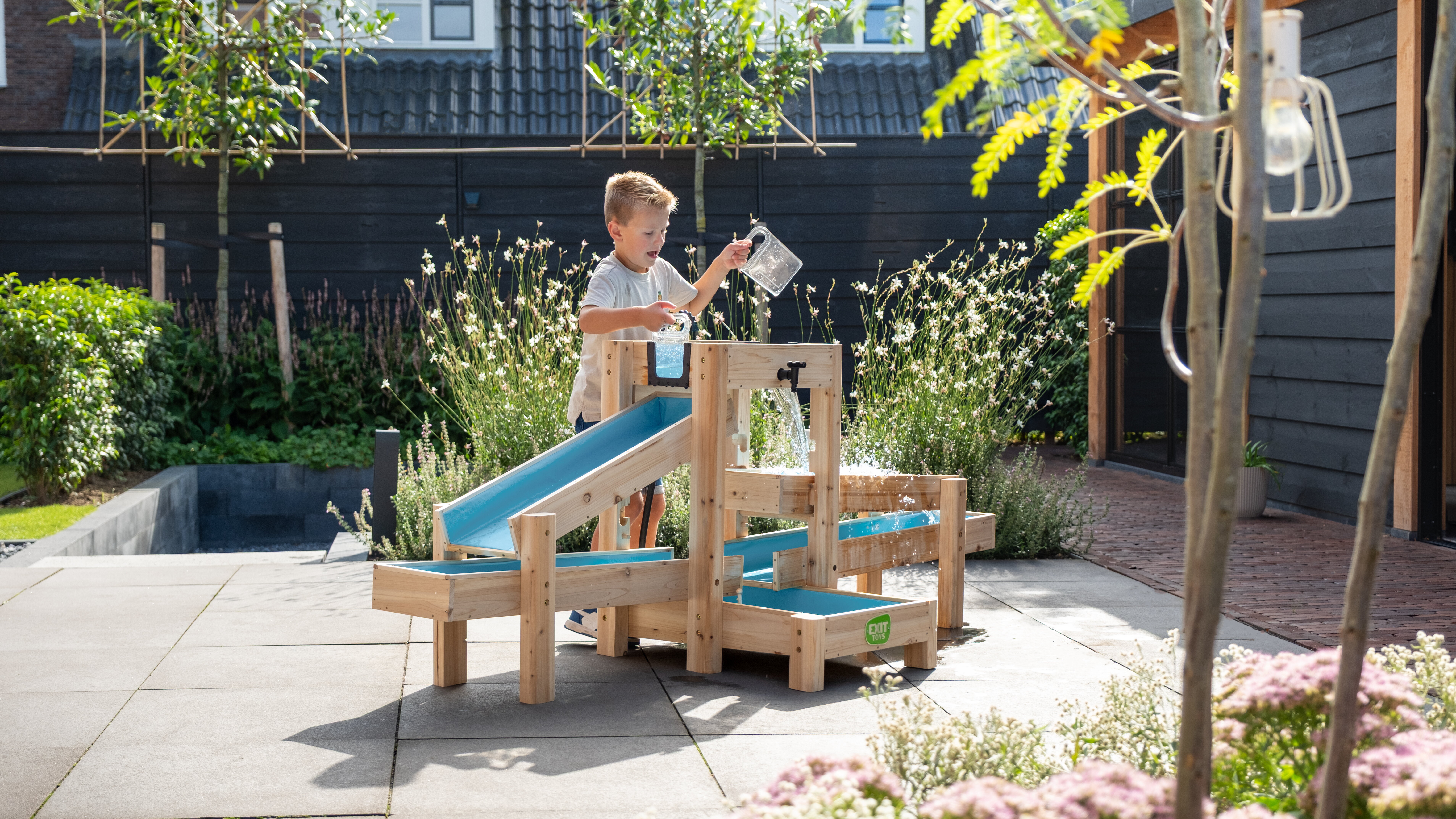 Betonar den gemensamma lekupplevelsen: t&auml;vla, samarbeta och nonstop-action f&ouml;r alla barn som deltar.